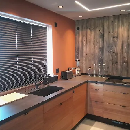 빌라 Modern Townhouse Centrally Located In *