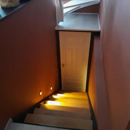 Modern Townhouse Centrally Located In * 스타베른