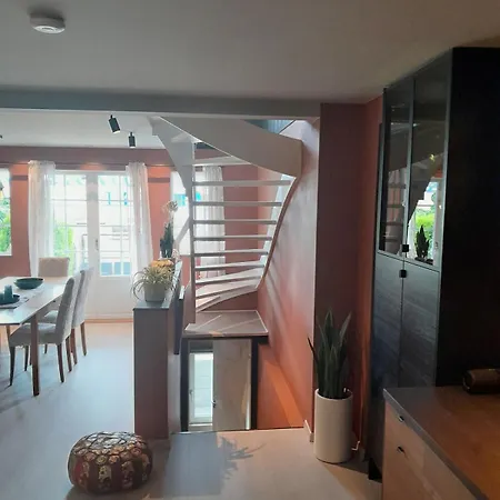Modern Townhouse Centrally Located In 빌라