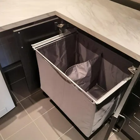 빌라 Modern Townhouse Centrally Located In *
