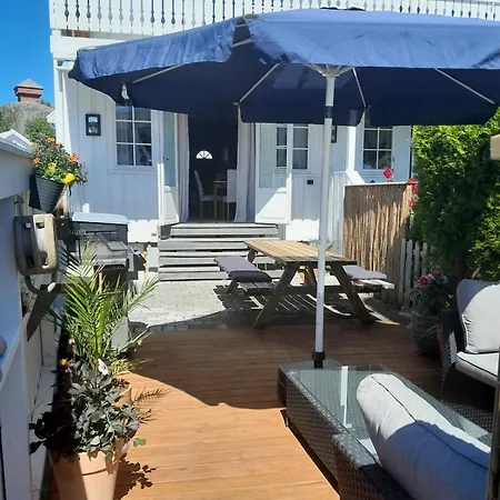 Modern Townhouse Centrally Located In * 스타베른